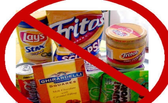 Tránh thực phẩm đóng gói: Các quán ăn và nhà hàng thường dùng khá nhiều đồ dùng nhựa để đóng gói thực phẩm. Điều này sẽ gây ô nhiễm môi trường. Do vậy, bạn nên mang theo hộp đựng nếu mua thức ăn ở ngoài để giảm thiểu việc sử dụng các đồ nhựa.