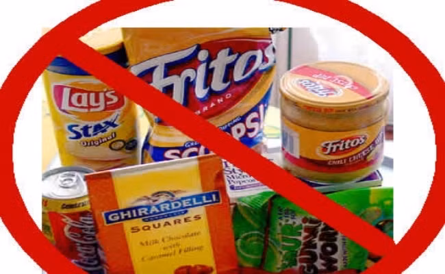 Tránh thực phẩm đóng gói: Các quán ăn và nhà hàng thường dùng khá nhiều đồ dùng nhựa để đóng gói thực phẩm. Điều này sẽ gây ô nhiễm môi trường. Do vậy, bạn nên mang theo hộp đựng nếu mua thức ăn ở ngoài để giảm thiểu việc sử dụng các đồ nhựa.