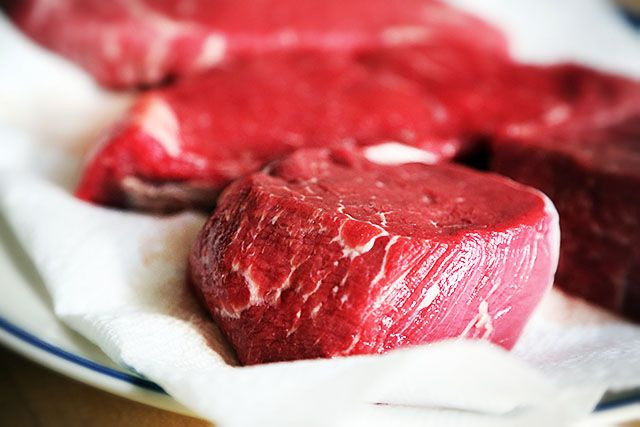 Các chuyên gia khuyến cáo nên ăn ít thịt đỏ. Thay vào đó, ăn nhiều trái cây và rau quả có thể làm giảm nguy cơ mắc bệnh tim, ung thư hoặc đột quỵ.