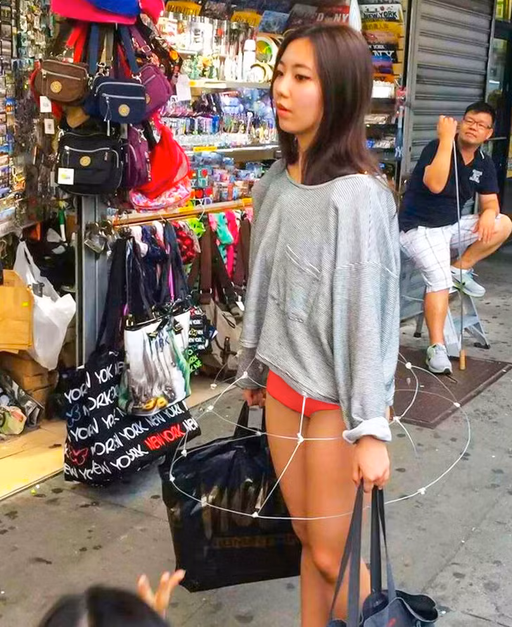 Cô gái đang mặc thời trang kỳ lạ gì vậy?