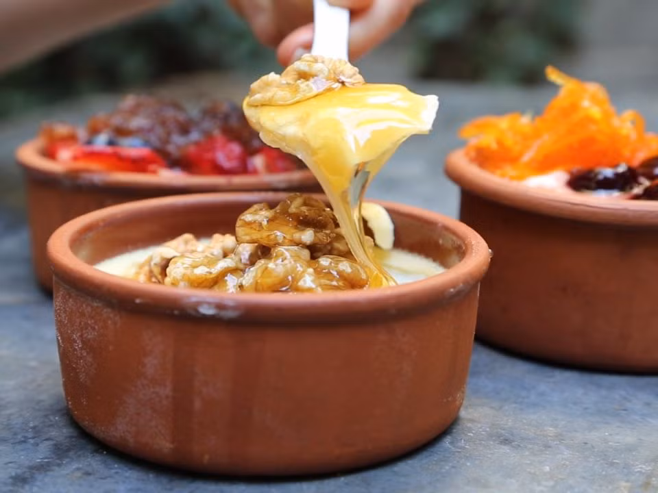 Sữa chua là món ăn vặt lành mạnh vì nó chứa hàm lượng cao protein và probiotic tốt cho đường tiêu hóa.