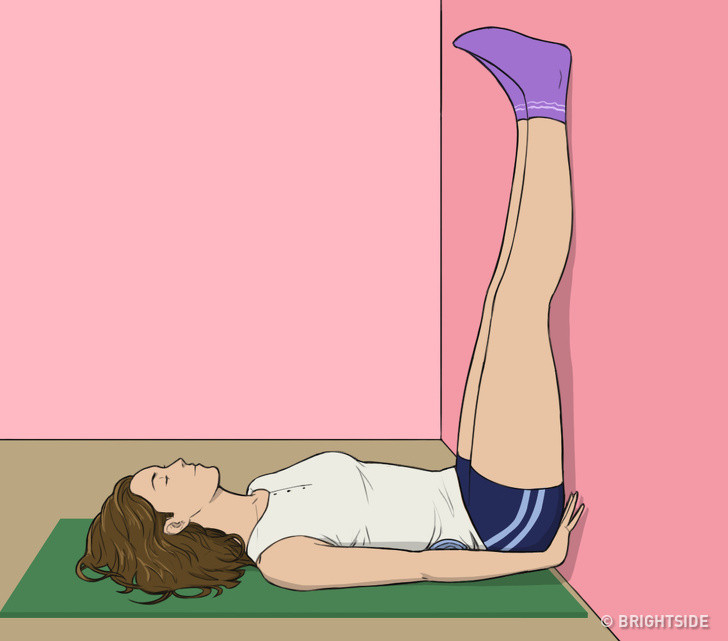 Với bài tập này, bạn chọn vị trí nằm trên giường hoặc vị trí tiếp xúc với bức tường. Nhấc chân lên, áp sát vào tường, cố gắng để phần mông chạm sát vào tường. Hai tay duỗi thẳng, thả lỏng thư giãn bên cơ thể bạn. Giữ ở tư thế này trong 15-20 phút.