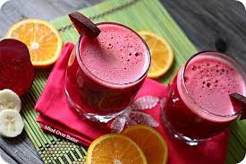 Nước ép củ cải đường và cam: Phụ nữ cảm thấy mệt mỏi và đau nhức trong chu kỳ kinh nguyệt, hãy uống loại nước ép này. Lấy 1 quả cam, 1 củ cải đường và nửa quả chanh cho vào máy xay lọc lấy nước uống. Ảnh: Internet.