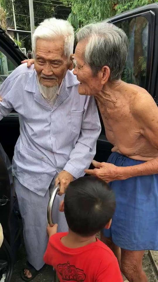 "Năm sau tôi lại xuống thăm ông nghen".