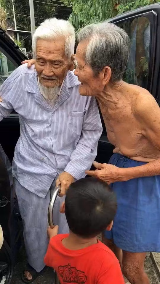 "Năm sau tôi lại xuống thăm ông nghen".