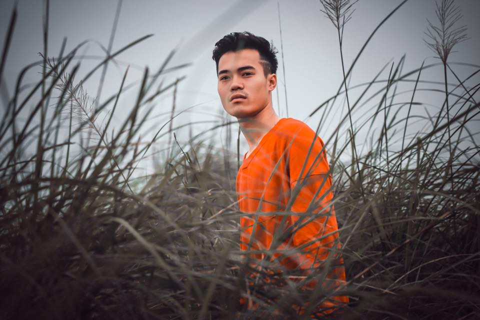 Anh chàng tiền đạo sinh năm 1996 có những tấm hình đẹp chẳng kém gì sao Hàn nhờ cách phối đồ ấn tượng.