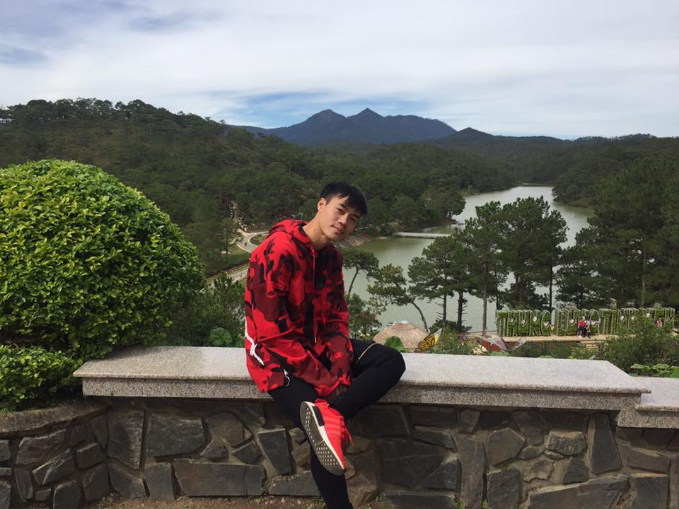 Áo đỏ quần đen và giày đỏ giúp cho chàng cầu thủ nổi bật và cá tính.