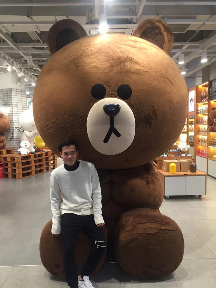 Khi đi chơi, anh chàng chọn áo len trắng, quần đen và giày thể thao trắng khỏe khoắn.