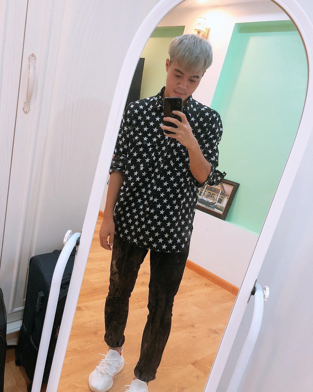 Trên Instagram cá nhân, anh chàng này thường xuyên chia sẻ những hình ảnh đời thường của mình. Những hình ảnh cho thấy gu thời trang của Văn Toàn rất ngầu.