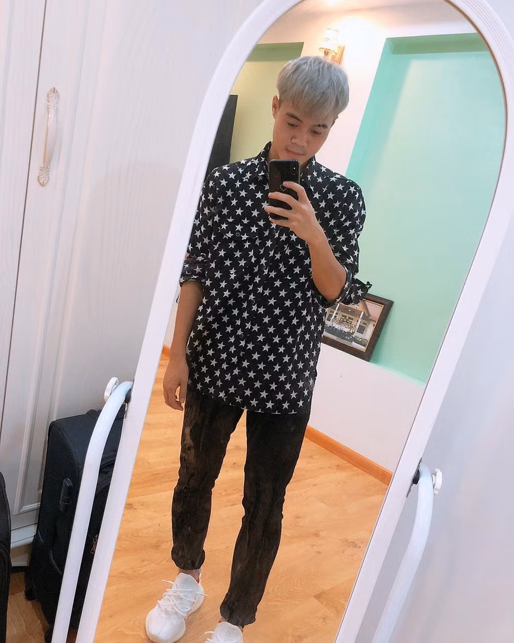 Trên Instagram cá nhân, anh chàng này thường xuyên chia sẻ những hình ảnh đời thường của mình. Những hình ảnh cho thấy gu thời trang của Văn Toàn rất ngầu.