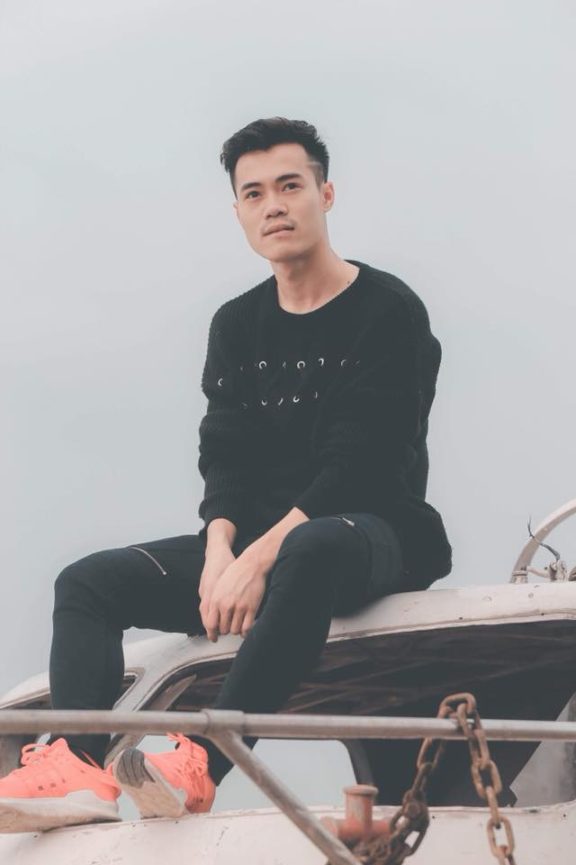 "Cây đen" phối với giày hồng khiến Văn Toàn ăn ảnh như các hot boy.