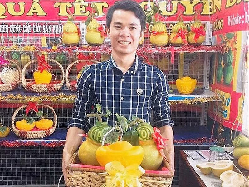 Trong khi đó những người bán hoa lan, trái cây tạo hình như bưởi hồ lô Tài Lộc, dưa vàng vuông, hình thỏi vàng… vẫn hút khách hốt bạc dịp Tết này.