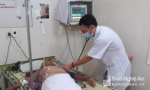 Bác sĩ đang thăm khám cho bà Hoàng Thị È. Ảnh: Hồng Tuyến. Bác sĩ đang thăm khám cho bà Hoàng Thị È. Ảnh: Hồng Tuyến.