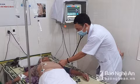 Bác sĩ đang thăm khám cho bà Hoàng Thị È. Ảnh: Hồng Tuyến.