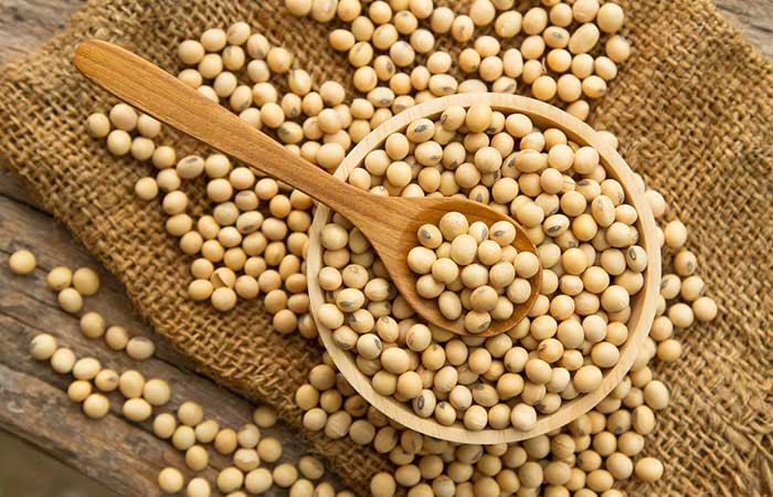 Đậu nành: Thực phẩm từ đậu nành có chứa hàm lượng isoflavone rất lớn. Đây là một loại phytoestrogen có thể dễ dàng hấp thụ, giúp cơ thể sản sinh hormone estrogen.