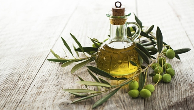 Dầu ô liu: Tốt cho sức khỏe của da, móng tay và trái tim bạn, chúng cũng rất tốt cho lượng hormon của bạn. Dầu ô liu có thể phòng ngừa các chứng bệnh như xơ cứng động mạch, tăng huyết áp, bệnh tim.