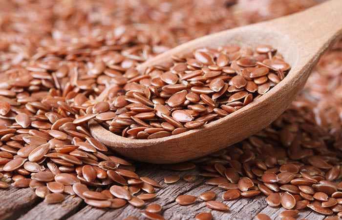Hạt lanh: Phytoestrogen trong hạt lanh cao gấp 3 lần hạt đậu nành. Ngoài ra, chất xơ trong hạt lanh cũng giúp bổ sung chất dinh dưỡng, đẩy lùi cảm giác thèm ăn với người giảm cân và làm giảm nồng độ cholesterol trong máu.