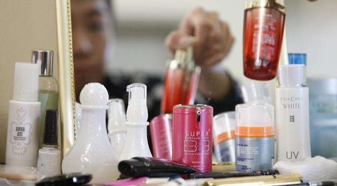 Đình đám nhất là đợt thu hồi gần 2.100 mỹ phẩm có chứa 5 dẫn chất paraben tháng 7/2015, trong đó hàng loạt thương hiệu mỹ phẩm hàng đầu thế giới và trong nước đều dính án thu hồi.