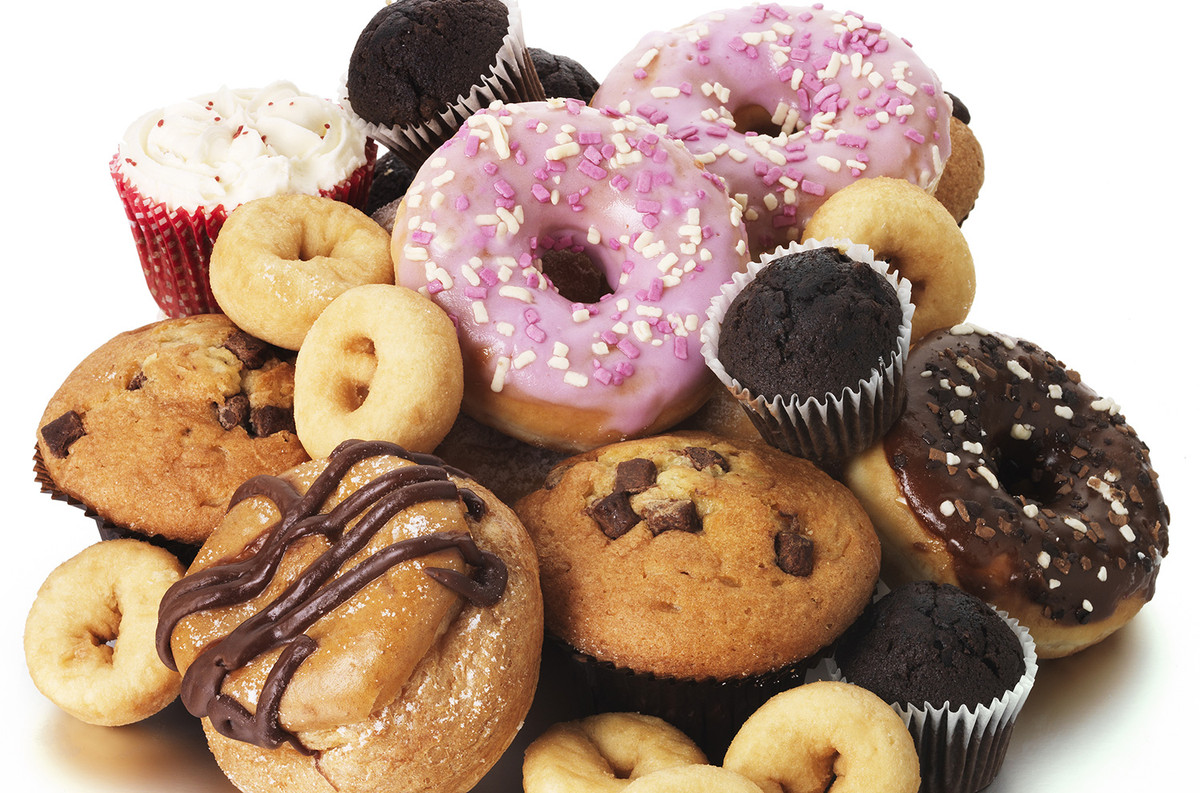 Những người bị mụn trứng cá nên tránh thức ăn có đường, thực phẩm chế biến cao như nước giải khát, ngũ cốc ăn sáng có đường, khoai tây chiên và bánh mì trắng. Ảnh Internet.