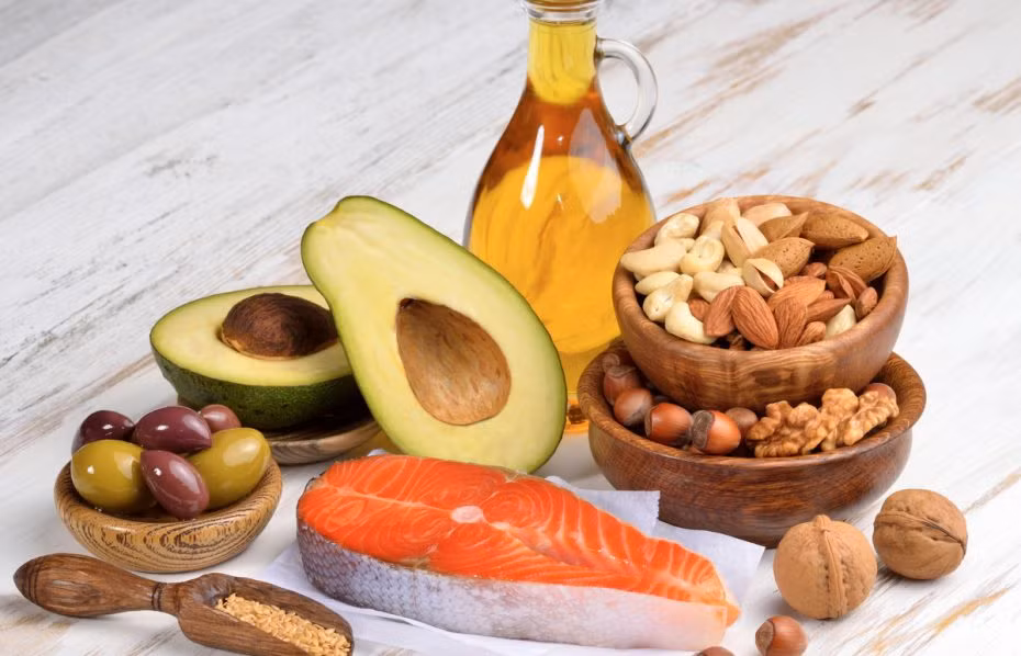 Axit béo Omega-3 là một loại chất béo lành mạnh được tìm thấy trong một số loại thực vật và nguồn protein động vật. Ăn nhiều axit béo omega-3 như các chất béo có trong cá béo, hạt lanh, quả óc chó, hạt chia, trứng...có thể giúp hạn chế viêm và cải thiện mụn.