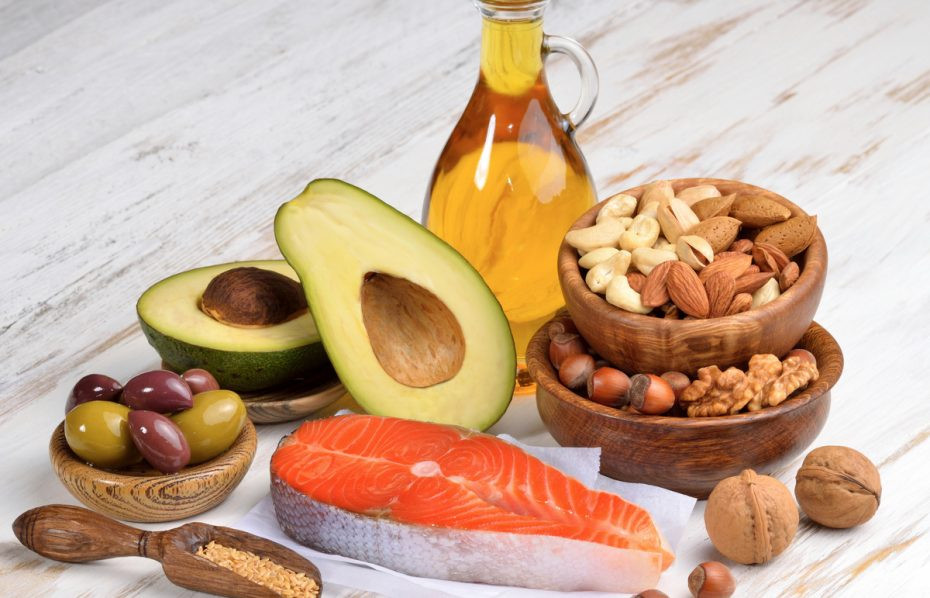 Axit béo Omega-3 là một loại chất béo lành mạnh được tìm thấy trong một số loại thực vật và nguồn protein động vật. Ăn nhiều axit béo omega-3 như các chất béo có trong cá béo, hạt lanh, quả óc chó, hạt chia, trứng...có thể giúp hạn chế viêm và cải thiện mụn.