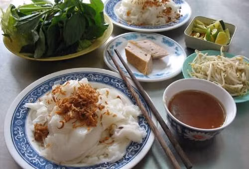 Bánh cuốn Hải Dương: Về thành phố Hải Dương, tìm tới con phố Bắc Sơn, con phố với món bánh cuốn nổi tiếng đã được đưa vào từ điển Wikipedia. Ở đó có quán bánh cuốn bà Thấu gắn liền với thương hiệu bánh cuốn Hải Dương. Nếu ai đã thử, sẽ chẳng thể nào quên những tấm bánh mỏng mướt như giấy pơ-luya, thanh mát, trong suốt mà vẫn béo ngậy. Ảnh: Foody.