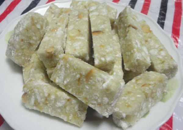 Bánh lòng Kinh Môn: Bánh lòng từ lâu đã trở thành thứ bánh đặc sản quê hương cầu thủ Văn Toàn. Bánh lòng khác biệt với những loại bánh làm từ gạo khác như bánh cáy, chè lam,... bởi vị ngọt dẻo bùi thơm, cay nhẹ của gừng, bỏng gạo nếp cái hoa vàng, lạc rang và đường quyện lại. Ảnh: Quaque.