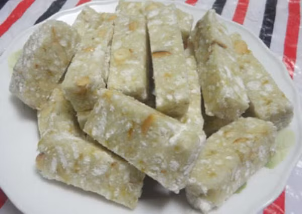 Bánh lòng Kinh Môn: Bánh lòng từ lâu đã trở thành thứ bánh đặc sản quê hương cầu thủ Văn Toàn. Bánh lòng khác biệt với những loại bánh làm từ gạo khác như bánh cáy, chè lam,... bởi vị ngọt dẻo bùi thơm, cay nhẹ của gừng, bỏng gạo nếp cái hoa vàng, lạc rang và đường quyện lại. Ảnh: Quaque.