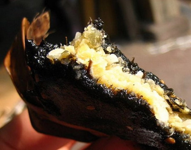 Bánh gai Ninh Giang: Mặc dù công thức làm bánh gai không quá cầu kỳ nhưng để làm ra chiếc bánh ngon phụ thuộc rất nhiều vào tỷ lệ trộn, phân chia nguyên liệu, chọn nếp, chọn lá gai, thời gian hấp bánh... Chọn kỹ những thành phần ngon nhất thì khi bánh chín sẽ dẻo dai, mềm mại, thơm ngon khiến bao thực khách mê mẩn. Ảnh: Internet.