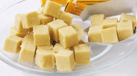 Bánh đậu xanh: Bánh đậu xanh có thể nói là đặc sản ngon nổi tiếng nhất của Hải Dương. Bánh đậu xanh Hải Dương có mùi rất thơm, vị bùi bùi, ngọt tan trong miệng, có chút beo béo mà không ngán của mỡ lợn cùng với tinh dầu man mát hương hoa bưởi. Ảnh: Internet.