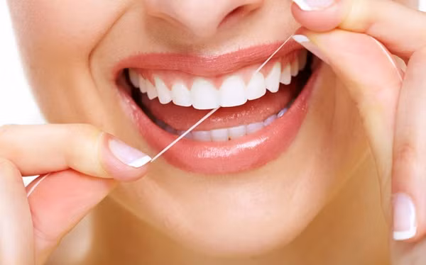 Không dùng chỉ nha khoa: Theo nghiên cứu của Mỹ, việc dùng chỉ nha khoa vệ sinh răng miệng thường xuyên có thể làm tăng tuổi thọ của một người lên đến 6 năm và giảm nguy cơ mắc bệnh về lợi.