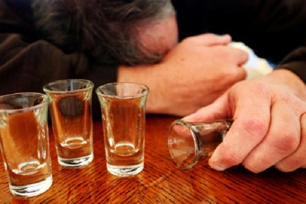 Chiều hôm sau thì lần lượt cả 4 người xuất hiện các triệu chứng ngộ độc. Sau đó, 3 người đã tử vong. Do tửu lượng kém, Hoàng Anh chỉ ngồi nhấm nháp chút đỉnh cho vui nên đã may mắn thoát chết. Ảnh: Internet.