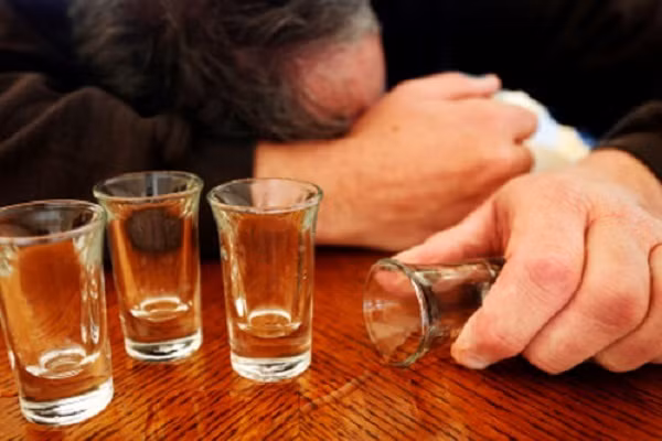 Chiều hôm sau thì lần lượt cả 4 người xuất hiện các triệu chứng ngộ độc. Sau đó, 3 người đã tử vong. Do tửu lượng kém, Hoàng Anh chỉ ngồi nhấm nháp chút đỉnh cho vui nên đã may mắn thoát chết. Ảnh: Internet.