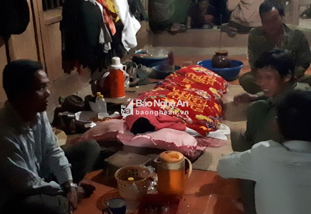 Theo đó, khoảng 15h chiều ngày 12/3, 4 bệnh nhân (gồm 3 nam và 1 nữ) được người thân đưa tới Trung tâm y tế huyện Kỳ Sơn, Nghệ An cấp cứu với các triệu chứng nôn mửa, khó thở. Các nạn nhân tử vong khi đưa đến bệnh viện đều đã rơi vào tình trạng hôn mê sâu, ngưng tim, ngưng thở. Ảnh: Báo Nghệ An.