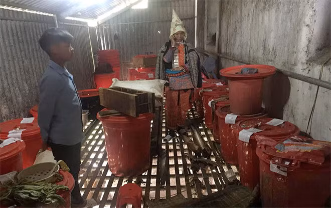 Các cơ quan chức năng kết luận, vụ ngộ độc tập thể khiến 126 người bị ảnh hưởng, 9 nạn nhân tử vong tại Lai Châu, là do sử dụng rượu có nồng độ methanol vượt ngưỡng cho phép hàng nghìn lần. Ảnh: Vietnamnet.