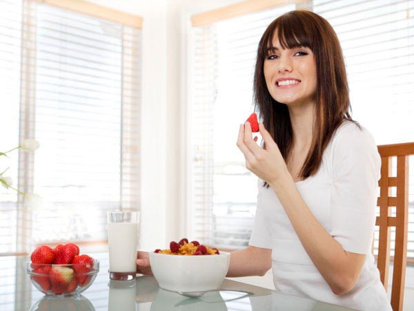 Theo dõi nhật ký ăn uống giúp duy trì cân nặng ổn định. Theo dõi những gì bạn ăn đều đặn giúp bạn đạt được gần 50% chiến lược giảm cân. Đây là một trong bí quyết giảm cân cho phụ nữ ngoài 40 tuổi.