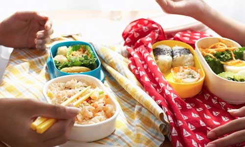 Cho thức ăn lên trên cơm: Đây cũng là một trong những lưu ý khi mang cơm trưa đi làm mà chị em vẫn thường mắc phải. Việc để thức ăn bên trên cơm dễ làm hỏng thực phẩm hơn, gây ôi thiu.