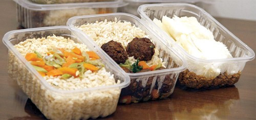 Mang cơm bằng hộp nhựa: Đây là thói quen mang cơm trưa gây hại sức khỏe của rất nhiều chị em. Có những loại nhựa thông thường khi đựng thức ăn nóng dễ sản sinh ra những hóa chất cực độc. Đây cũng chính là nguyên nhân gây ra ngộ độc, nhiễm độc cấp tính, gây ung thư và viêm màng não...