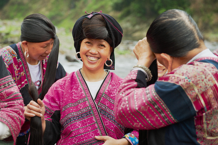 Đối với phụ nữ Yao, mái tóc dài mượt mà của họ được đánh giá rất cao, nó tượng trưng cho tuổi thọ, thịnh vượng, giàu có và may mắn. Phụ nữ Yao coi mái tóc của họ là thiêng liêng và không cho phép ai chạm vào hoặc thậm chí nhìn thấy nó ngoại trừ chồng và con cái họ.