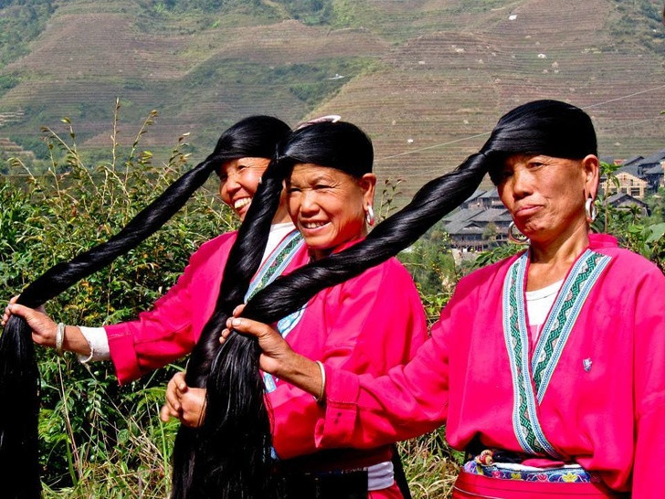 Biệt danh là "Làng tóc dài", những người phụ nữ Yao ở làng Huangluo nổi tiếng với mái tóc dài và sáng bóng. Hầu hết phụ nữ trong làng đều sở hữu mái tóc dài hơn 1,4 mét.