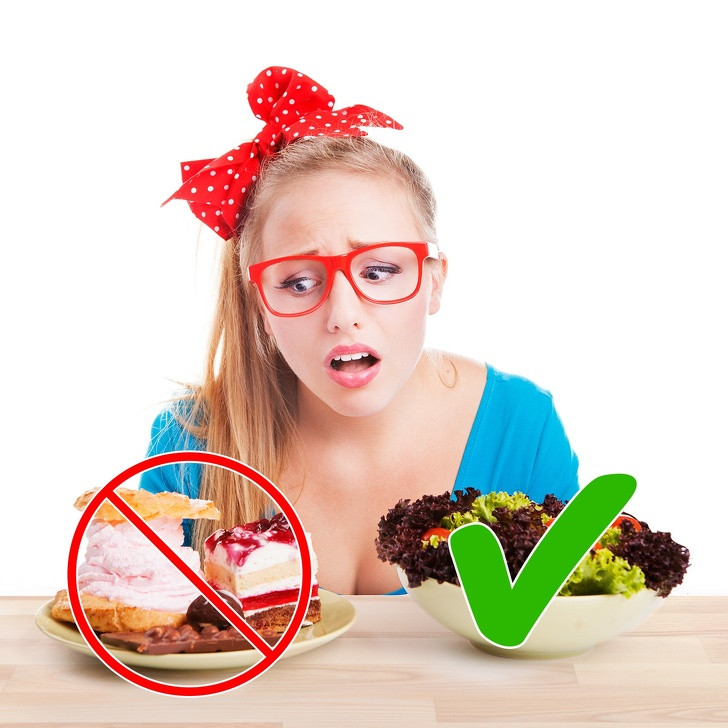 Cùng với việc luyện tập thường xuyên, ăn uống điều độ là yếu tố quan trọng ảnh hưởng trực tiếp đến sức khỏe và sắc đẹp. Hãy luôn nhắc nhở bản thân phải uống đủ nước. Bạn cũng nên ăn các thực phẩm lợi tiểu như dưa chuột,chanh, trà xanh...