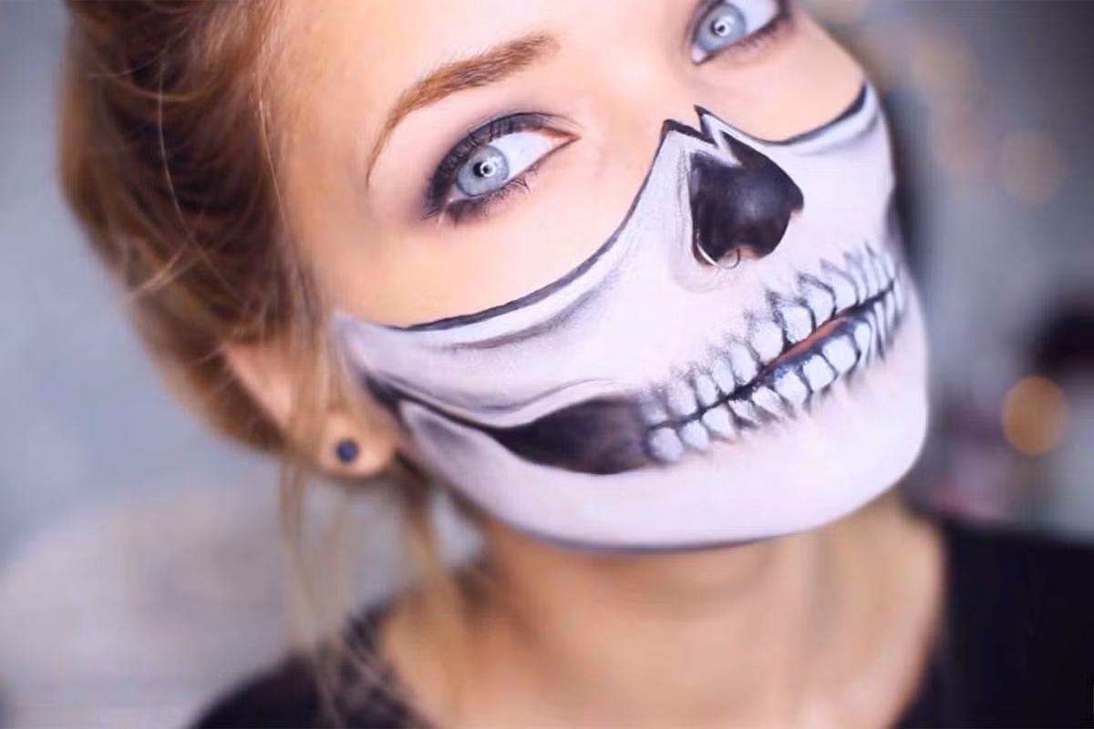 Khuôn mặt nửa đầu lâu này sẽ khiến bạn thu hút mọi ánh nhìn trong ngày lễ.