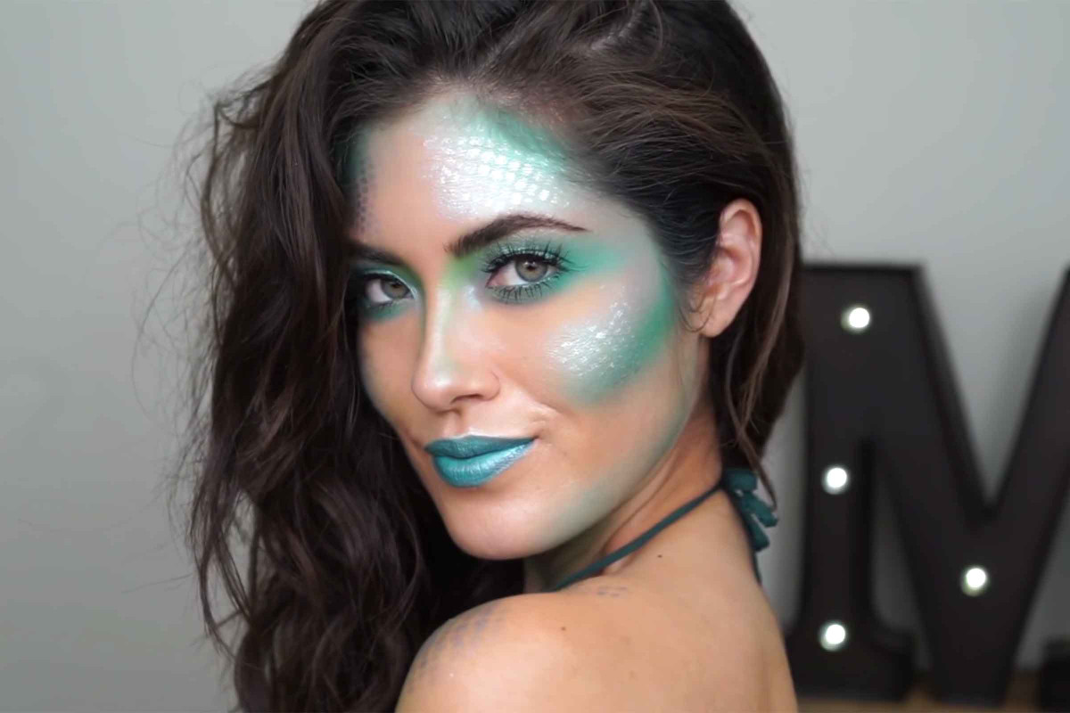Cách make-up đôi môi, mắt, má và trán đều có màu xanh lấp lánh biến bạn thành một nàng tiên cá thực thụ.