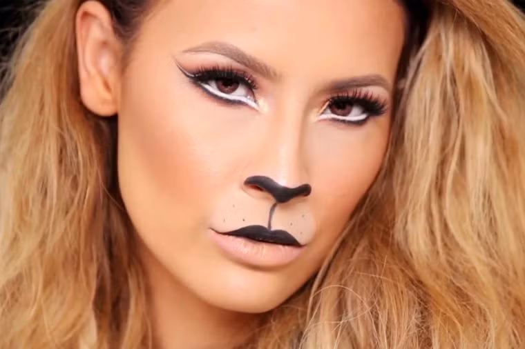 Sư tử cái: Ý tưởng trang điểm Halloween cực dị này khá đơn giản với đôi mắt khói vàng, một chiếc mũi mèo và đôi môi sắc nét.