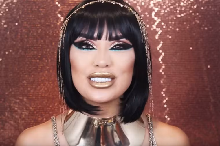 Nếu có khuôn mặt hơi vuông, bạn có thể hóa trang thành Nữ hoàng Cleopatra.