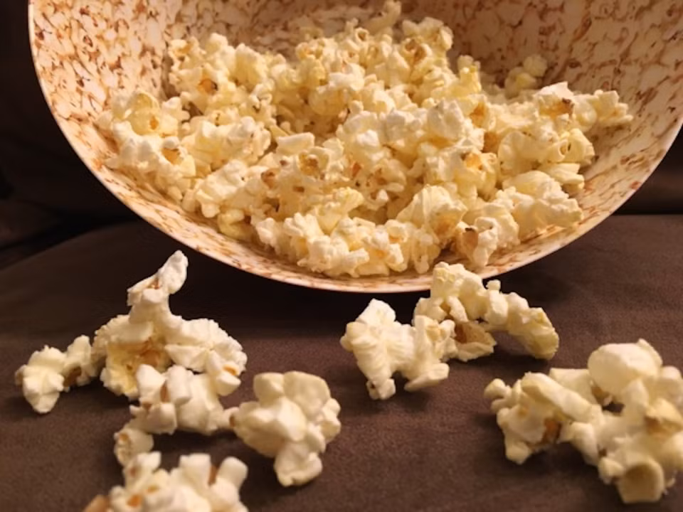 Bỏng ngô: Đây là món ăn vặt lành mạnh giúp bạn tạm thời thoát khỏi cơn đói. Bỏng ngô không chỉ ngon, dễ làm mà còn là món ăn giàu protein và chất xơ.
