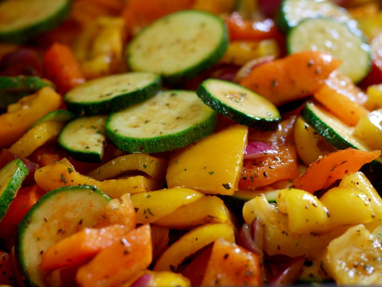 Rau xanh chứa lượng lớn protein cùng nhiều chất xơ có lợi cho tim và chất chống oxy hóa. Nếu bạn ăn nhiều và đa dạng các loại rau, chắc chắn bạn sẽ bổ sung được nhiều axit amin.