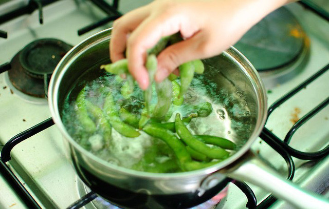 Món đỗ tương quả luộc cũng rất giàu protein. Bạn có thể dùng quả này ăn vặt hoặc chế biến các món ăn hàng ngày. Ảnh: Internet.