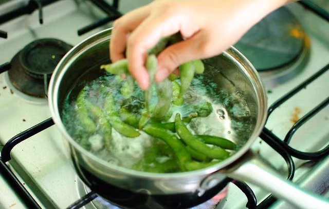 Món đỗ tương quả luộc cũng rất giàu protein. Bạn có thể dùng quả này ăn vặt hoặc chế biến các món ăn hàng ngày. Ảnh: Internet.