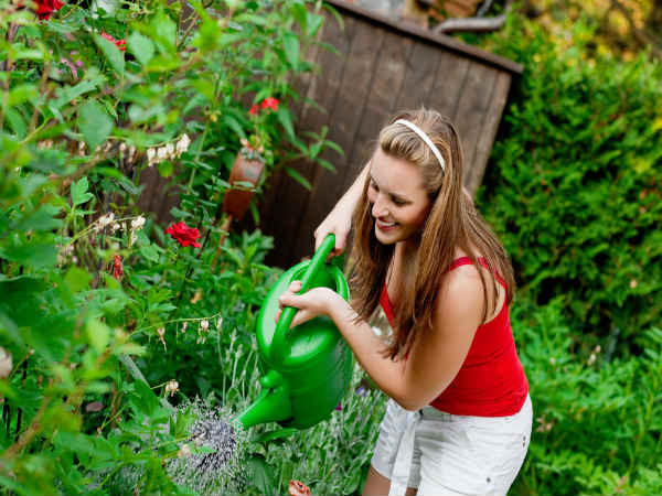 Để có cơ thể khỏe mạnh, phụ nữ nên đến phòng tập thể dục và thử tham gia các hoạt động khác như gặp gỡ bạn bè, bơi lội, đi bộ nhanh, làm vườn, thể thao và yoga.